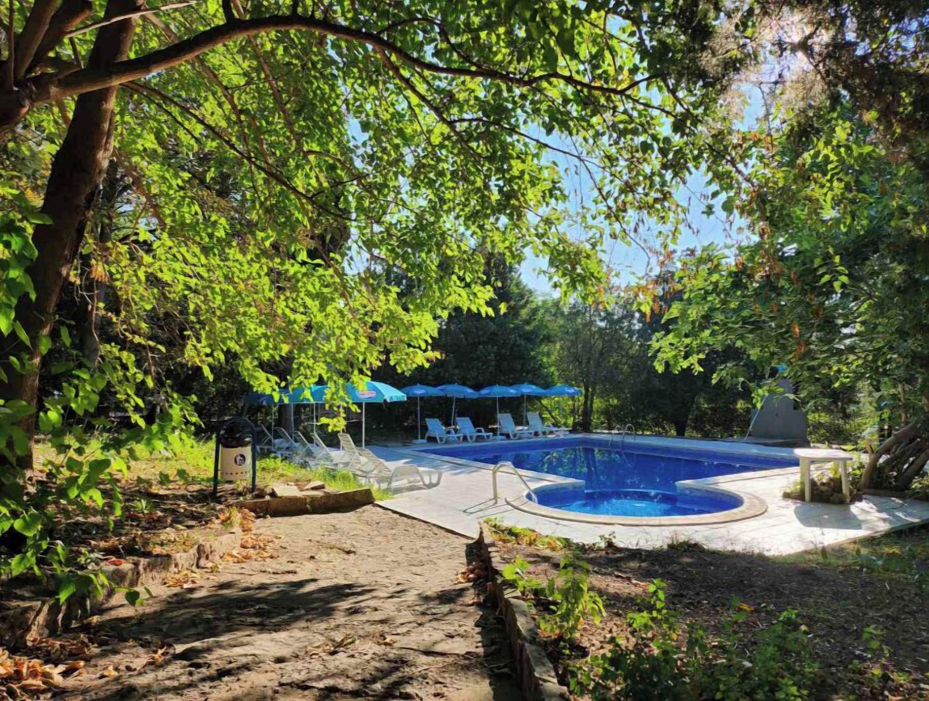 Una piscina al aire libre de temporada