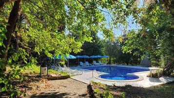 Una piscina al aire libre de temporada