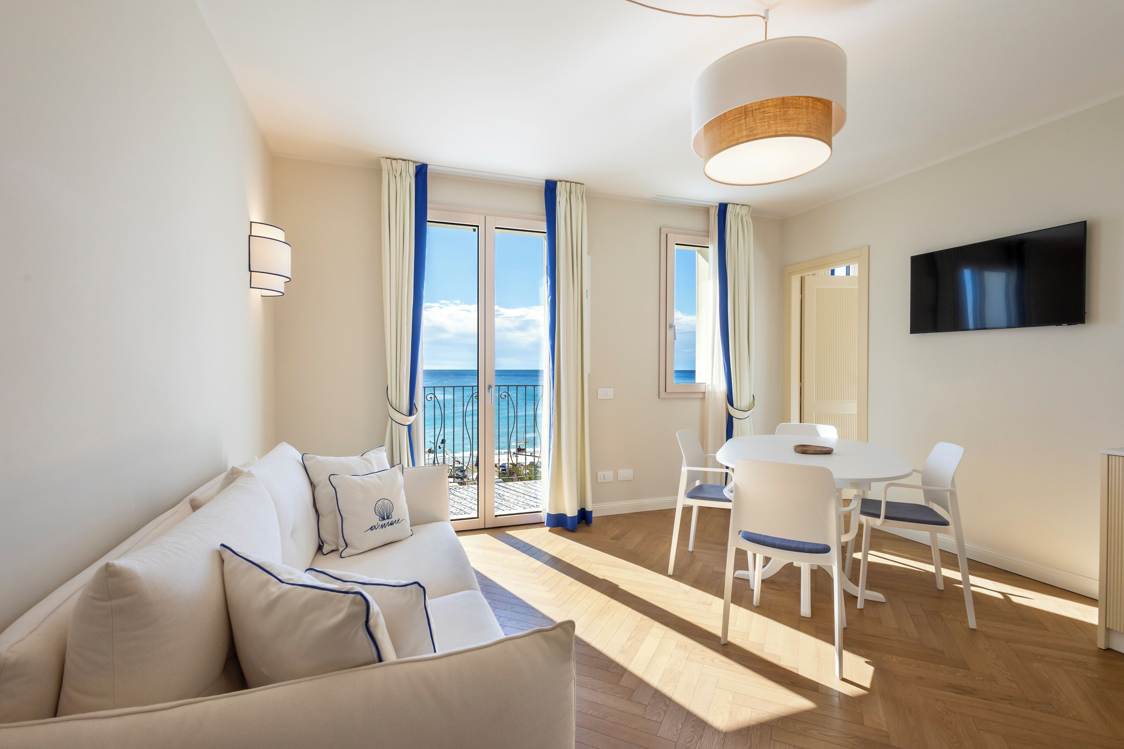 Deluxe-Apartment, Balkon, Meerblick (Sinfonia) | Wohnbereich