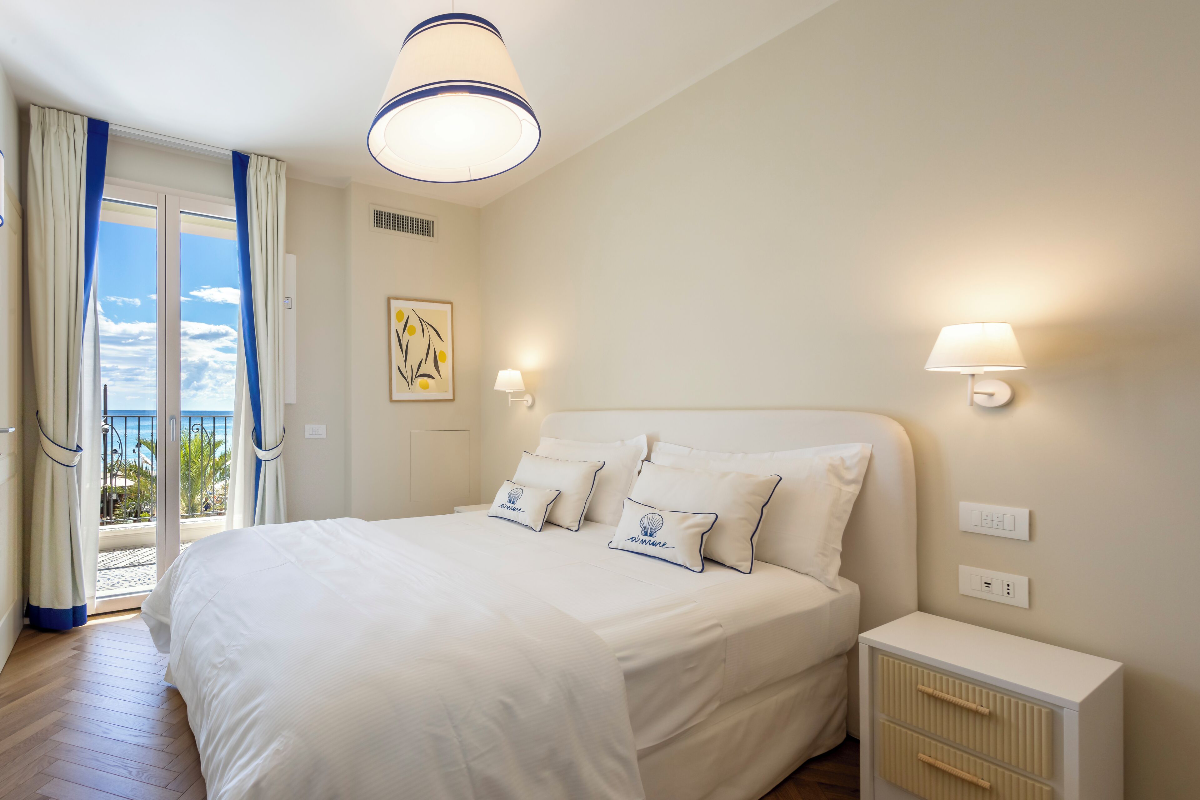 Apartamento luxo, sacada, vista para o mar (Poetica) | Cofres nos quartos, escrivaninha, cortinas blackout