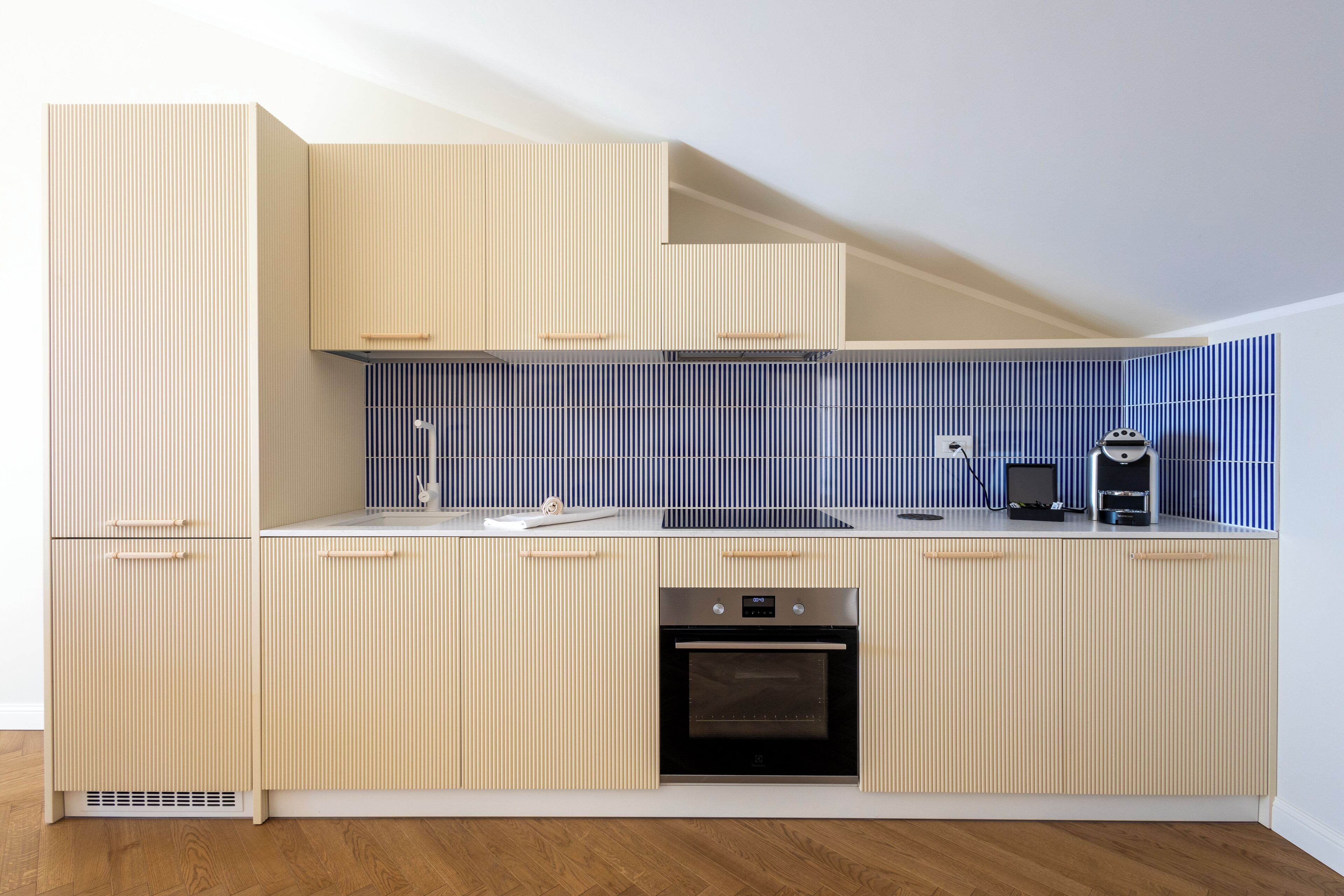 Estúdio panorâmico, sacada, vista para o mar (Brezza) | Cozinha privada | Geladeira grande, cooktop, cadeirão de bebê