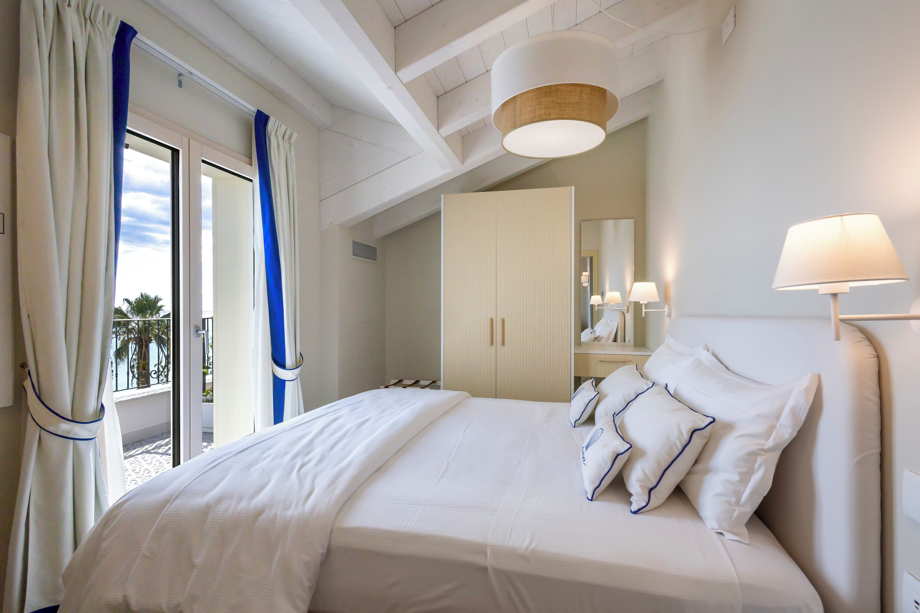 Cobertura panorâmica, sacada, vista para o mar (Velamare) | Cofres nos quartos, escrivaninha, cortinas blackout