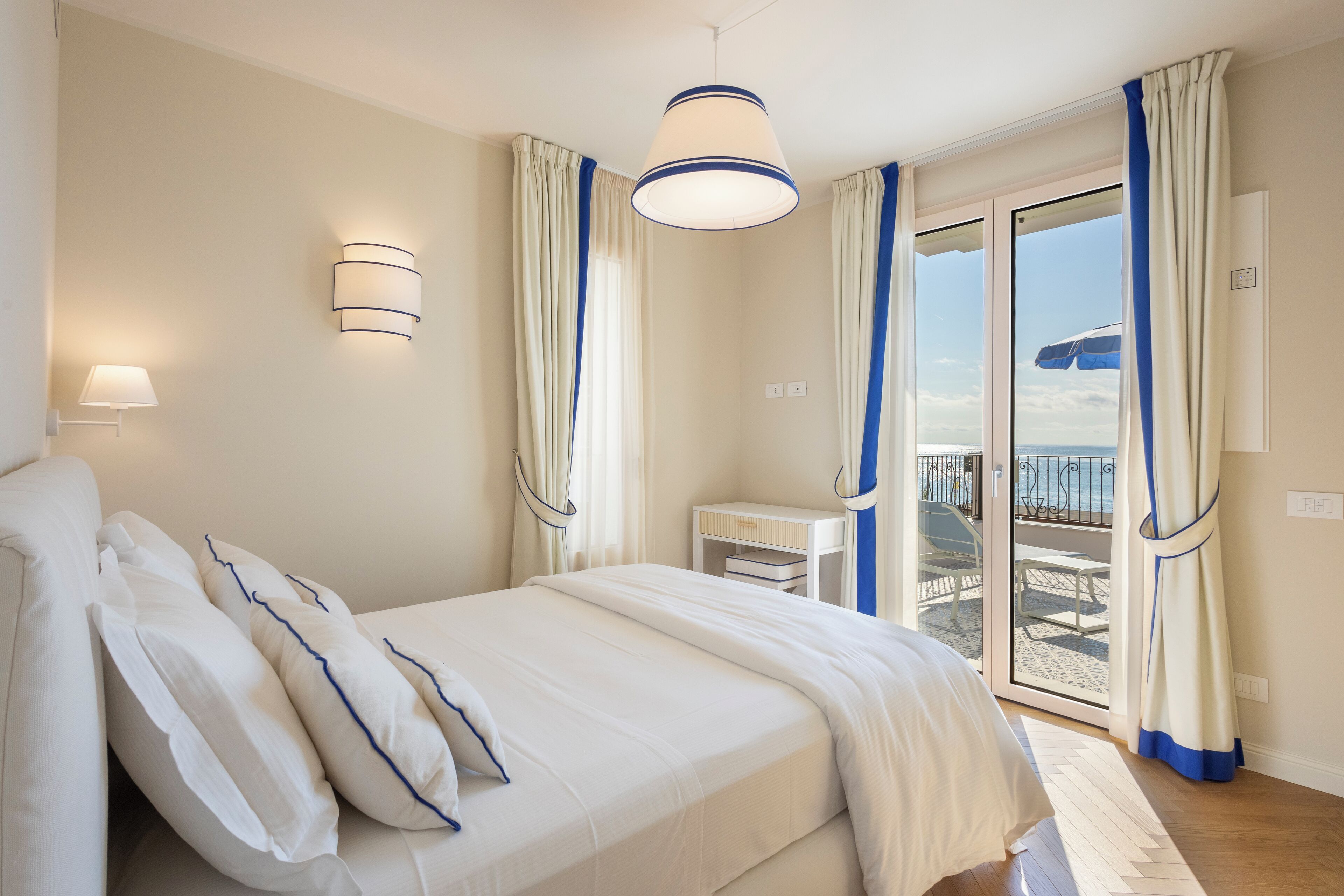 Apartamento luxo, sacada, vista para o mar (Onde Bianche) | Cofres nos quartos, escrivaninha, cortinas blackout