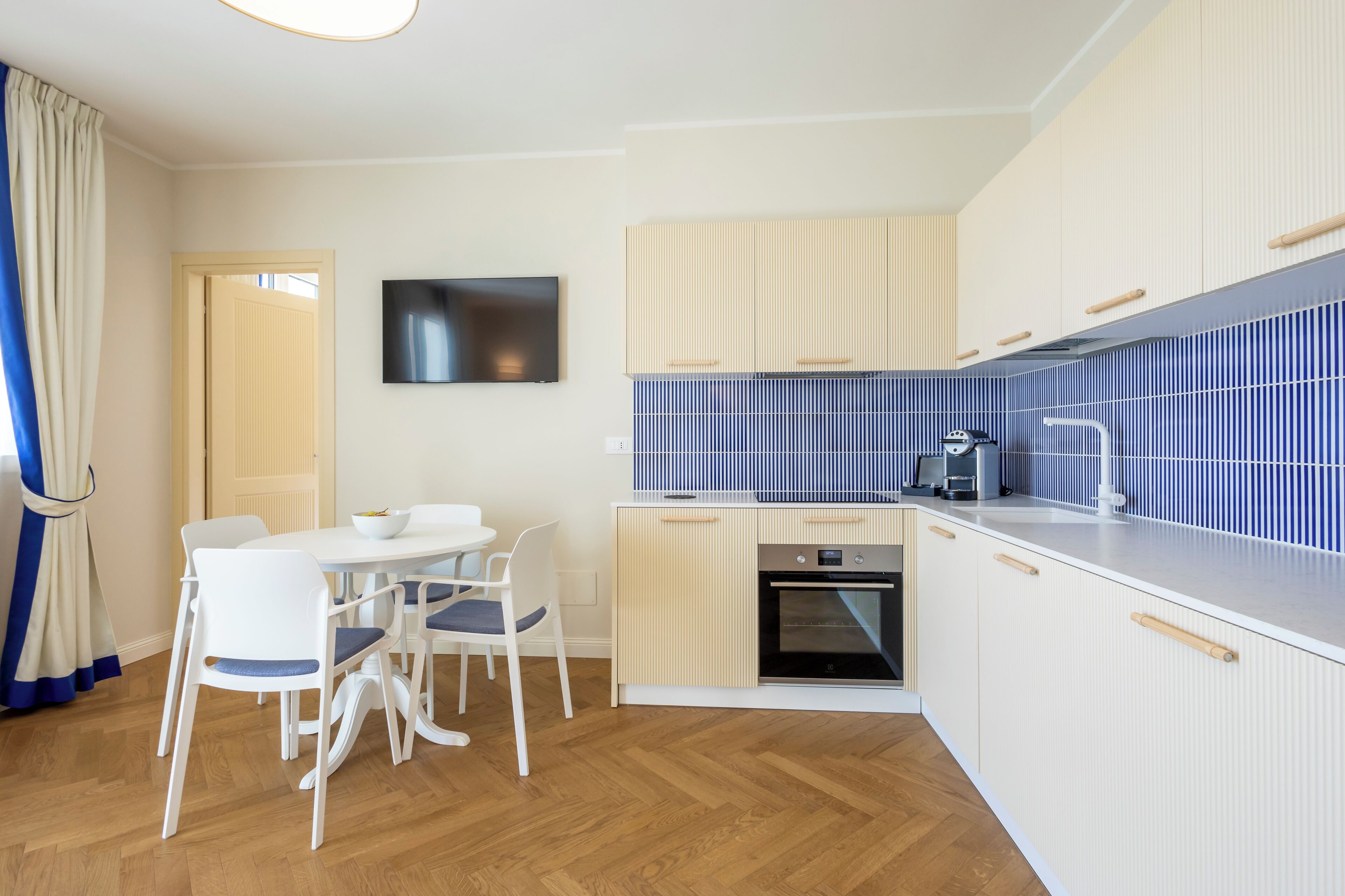 Appartamento Deluxe, balcone, vista mare (Poetica) | Cucina privata | Frigorifero con congelatore, piano cottura, seggiolone