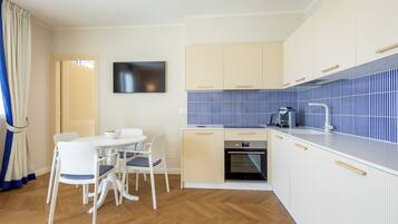 Appartamento Deluxe, balcone, vista mare (Poetica) | Cucina privata | Frigorifero con congelatore, piano cottura, seggiolone