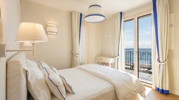 Deluxe-Apartment, Balkon, Meerblick (Pietra di Mare) | Zimmersafe, Schreibtisch, Verdunkelungsvorhänge, schallisolierte Zimmer