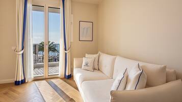 Deluxe-Apartment, Balkon, Meerblick (Onde Bianche) | Wohnbereich