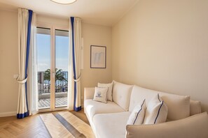 Apartamento luxo, sacada, vista para o mar (Onde Bianche) | Área de estar