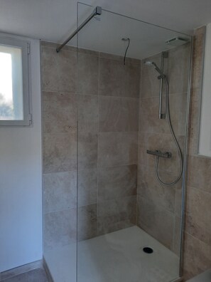 Shower, hair dryer, towels, soap - Cabanon with beautiful swimming pool in Provence between Aix en Provence and Marseille (Simiane-Collongue)