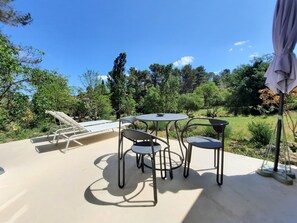 Outdoor dining - Cabanon with beautiful swimming pool in Provence between Aix en Provence and Marseille (Simiane-Collongue)