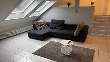 Smart-TV, Kamin, Bücher