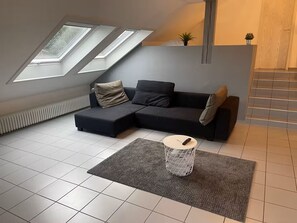 Smart-TV, Kamin, Bücher