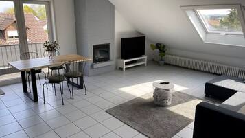 Smart-TV, Kamin, Bücher