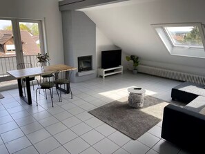 Smart TV, fireplace, books - Loft with Fireplace – a Charming and Unique Apartment (Karlsdorf-Neuthard)