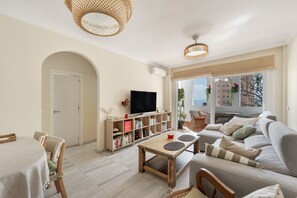 TV - Apartment 'Pueblo Quinta Deluxe' with Sea View, Wi-Fi and Air Conditioning (Benalmádena)