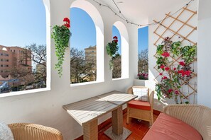 Outdoor dining - Apartment 'Pueblo Quinta Deluxe' with Sea View, Wi-Fi and Air Conditioning (Benalmádena)