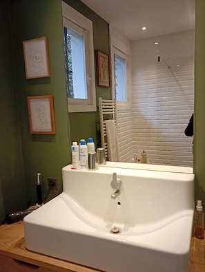 Dusche, Haartrockner, Handtücher, Seife