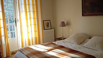 5 chambres, fer et planche Ă repasser, draps fournis