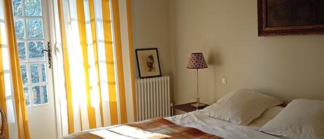 5 chambres, fer et planche à repasser, draps fournis