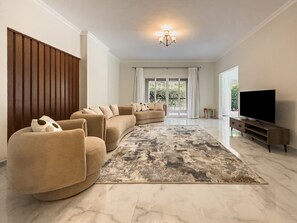 Smart TV - Spacious 3-Bedroom Garden Apartment in Katameya Plaza, New Cairo (Cairo Governorate)