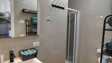 Ducha, secador de pelo, bidet, toallas