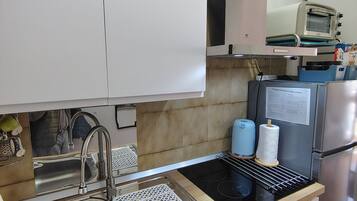 Kühlschrank, Herdplatte, Wasserkocher, Kochgeschirr/Geschirr/Besteck