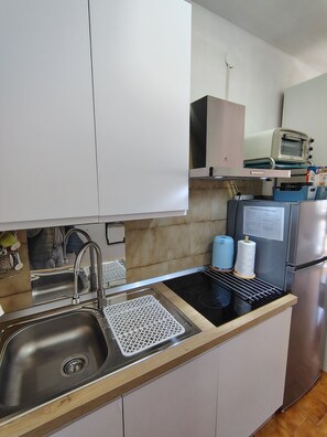 Geladeira, cooktop, chaleira elétrica