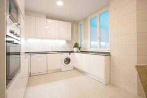 Fridge, microwave, oven, stovetop - Extraordinary luxury apartment with private terrace in the heart of Madrid. (Madrid)