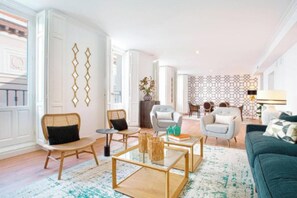 Smart TV - Extraordinary luxury apartment with private terrace in the heart of Madrid. (Madrid)