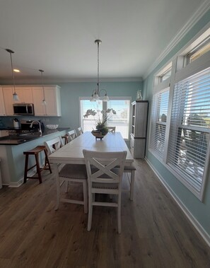 Dining - A Spacious 4 bedroom 4.5 bath Coastal Escape - Walk to the Beach (Port St. Joe)