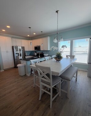 Dining - A Spacious 4 bedroom 4.5 bath Coastal Escape - Walk to the Beach (Port St. Joe)