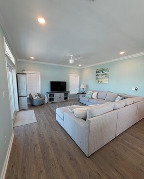 Smart TV - A Spacious 4 bedroom 4.5 bath Coastal Escape - Walk to the Beach (Port St. Joe)