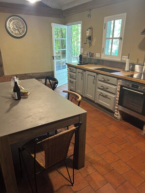 Microwave, oven, stovetop, dishwasher - ECO GÎTE LA PREILLOUSE in the heart of the Landes de Gascogne Regional Park (Sabres)