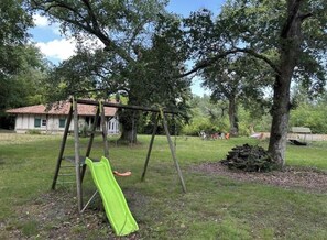 Children’s area - ECO GÎTE LA PREILLOUSE in the heart of the Landes de Gascogne Regional Park (Sabres)
