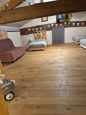 Iron/ironing board, Internet, bed sheets - ECO GÎTE LA PREILLOUSE in the heart of the Landes de Gascogne Regional Park (Sabres)