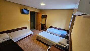 Tremannsrom, byutsikt | Skrivebord og wi-fi (inkludert)