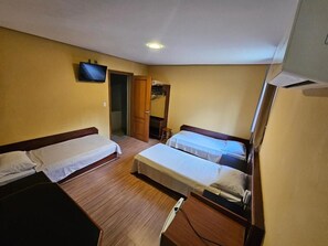 Tremannsrom, byutsikt | Skrivebord og wi-fi (inkludert)