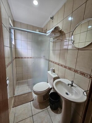 Triple Room, City View | Bathroom | Shower, hair dryer, towels, soap - Option Hotel São Paulo - Anhembi - Expo  (São Paulo)
