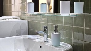 Double Room, Air conditioning, Courtyard View | Bathroom | Shower, free toiletries, hair dryer, slippers - Opera e tLove (Verona)