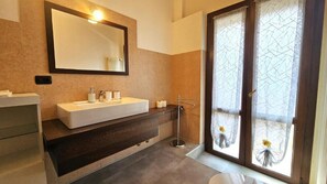 Triple Room | Bathroom | Shower, free toiletries, hair dryer, slippers - Opera e tLove  (Verona)