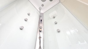 Phòng 3 | Phòng tắm | Máy sấy tóc, dép đi trong nhà, chậu vệ sinh/vòi rửa, khăn tắm