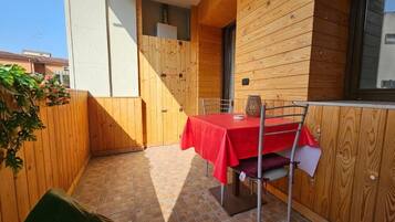 Habitación doble, aire acondicionado, vista al patio | Restaurante al aire libre