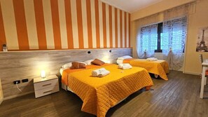 Triple Room | Desk, iron/ironing board - Opera e tLove  (Verona)