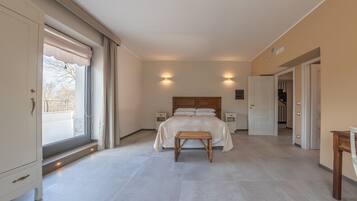 Skrivebord, wi-fi og sengetøy