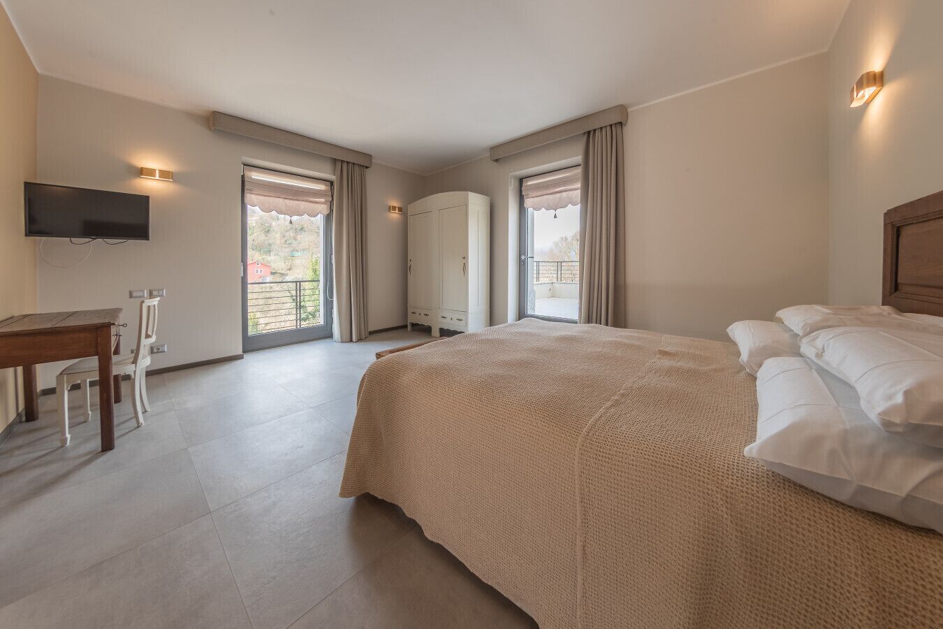 Skrivebord, wi-fi og sengetøy