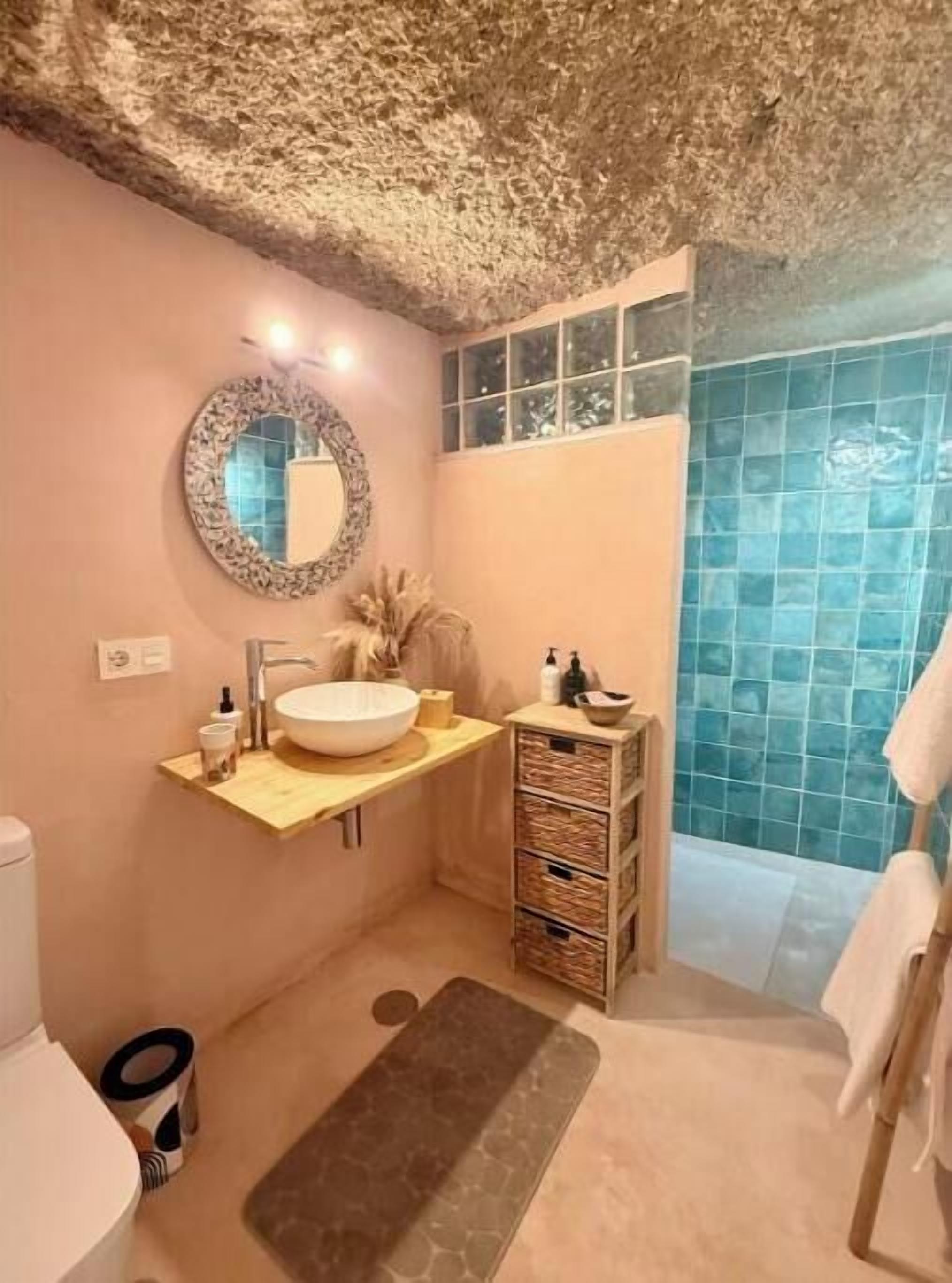 Douche, sèche-cheveux, serviettes fournies, savon