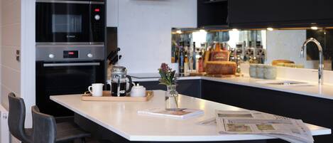 Lave-vaisselle, batterie de cuisine, vaisselle et ustensiles