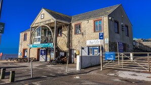 Ein Gebäude mit einem Schild, das 'Charming Heritage Coast Centre' und 'Sea Lily' zeigt.