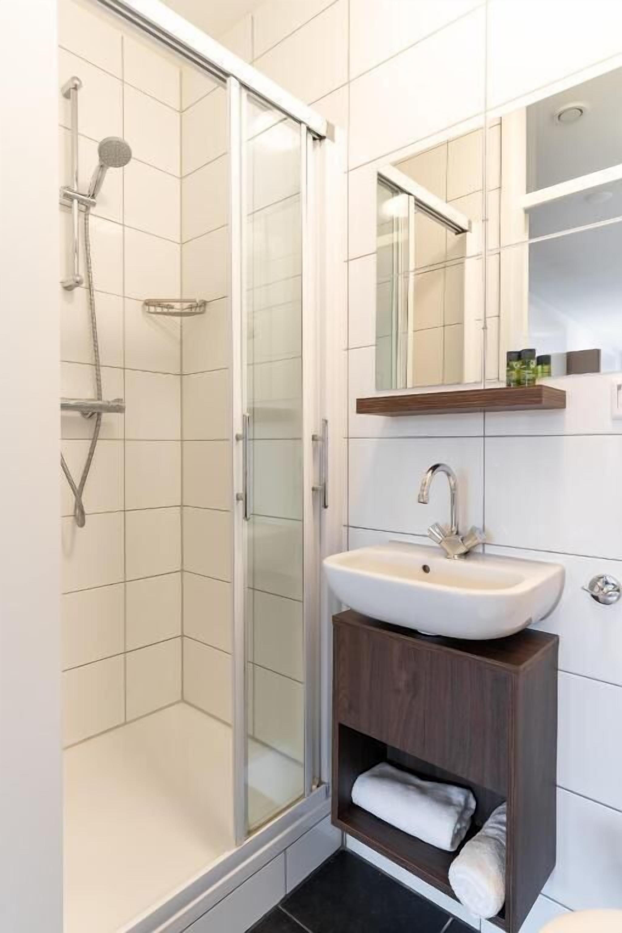 Buồng tắm vòi sen, máy sấy tóc, khăn tắm, xà phòng 