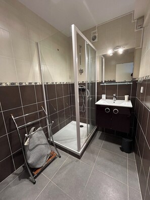 Shower, hair dryer, soap, toilet paper - COSY Concarneau (Concarneau)